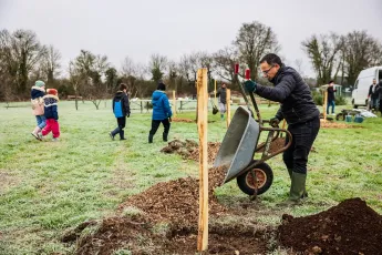 Plantation participative d'un verger méditerranéen